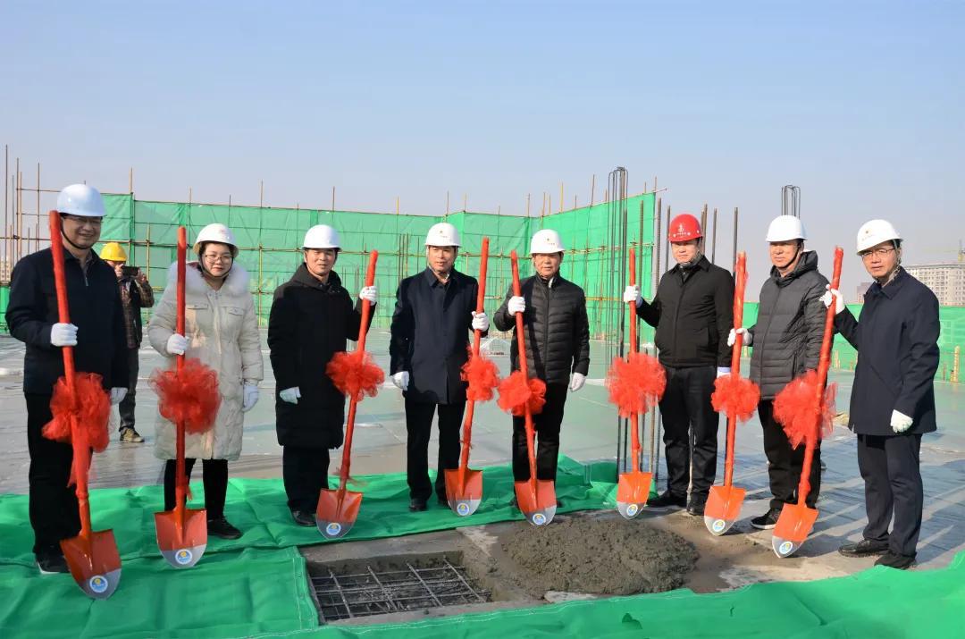 山西建投建工集团曲沃县人民医院综合楼尊龙凯时项目主体结构顺利封顶